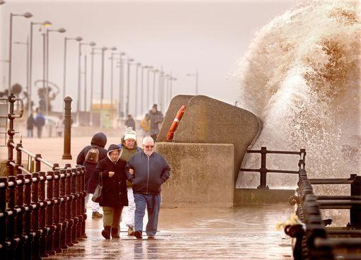需注意！歐洲多國遭強風暴襲擊，港口關閉，航班停止運營