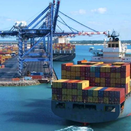 國(guó)際海運(yùn)集裝箱貨船在馬來西亞沉船